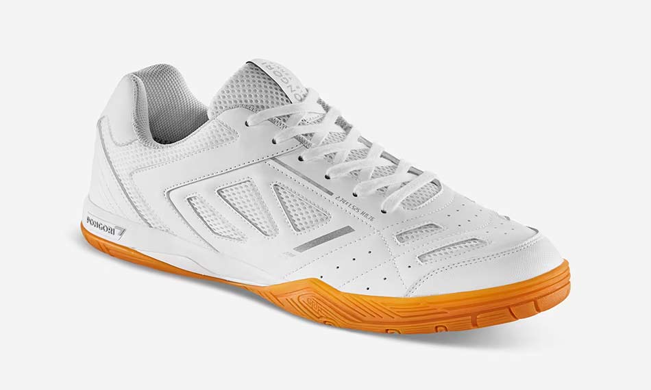 perbedaan sepatu tenis dan badminton